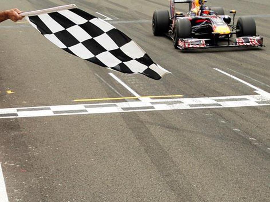 Dosedanji dve zmagi je Vettel dosegel v dežju, zdaj je prvič zmagal na suhem.