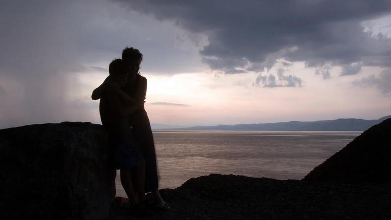 Sredozemski veter, ki na široko piha čez vrhove morskih valov, povzroča razdražl