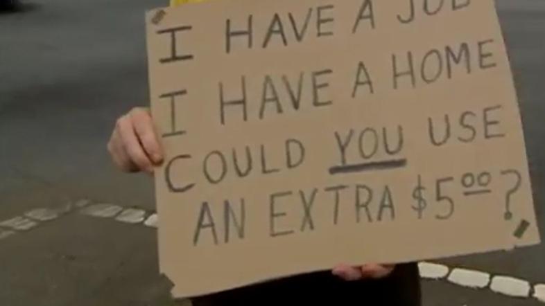 Moški je mimoidočim delil petdolarske bankovce.