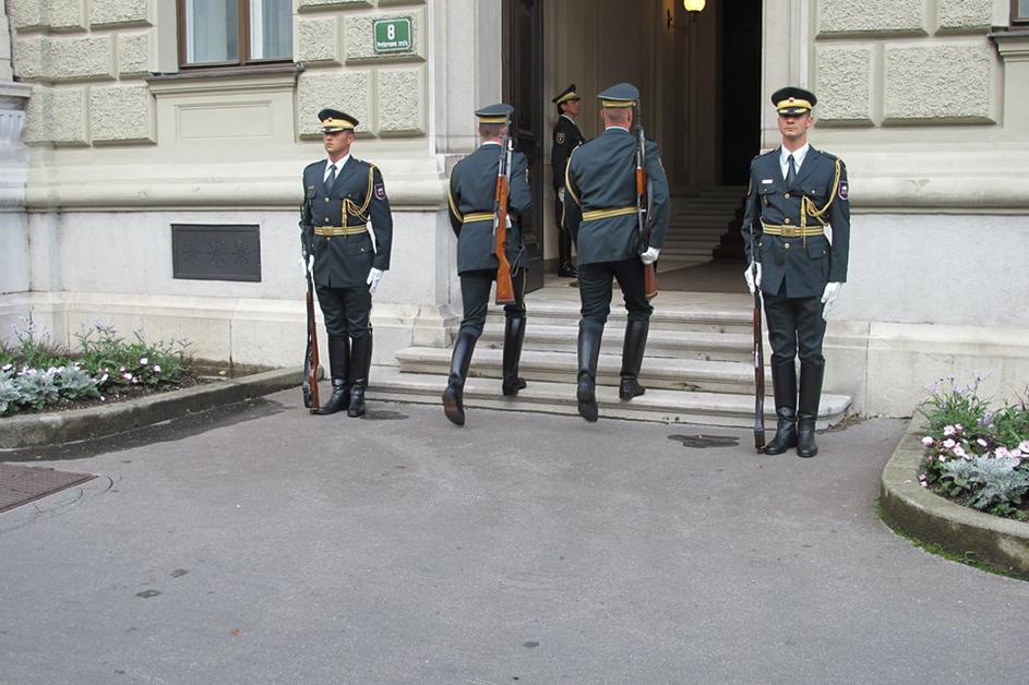 Menjava častne straže 