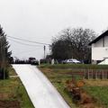 Moški, čigar identitete še niso potrdili, je na policiste in sodne izvršitelje o