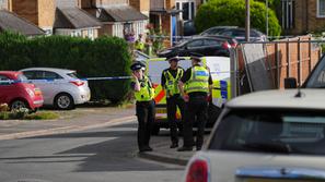 Britanska policija, trojni umor s samostrelom