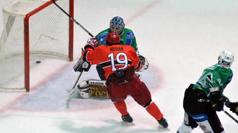 Jeseniški hokejisti so kar sedemkrat zatresli mrežo večnih rivalov.