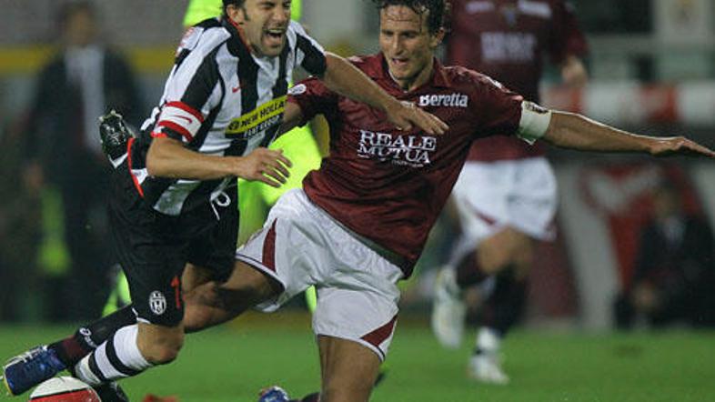 Ker je policija zaprla nasilne navijače, so se spopadli le nogometaši.