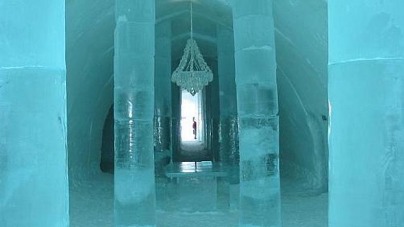 Ledeni hotel je vsako leto drugačen, saj se aprila začne topiti in decembra ga p