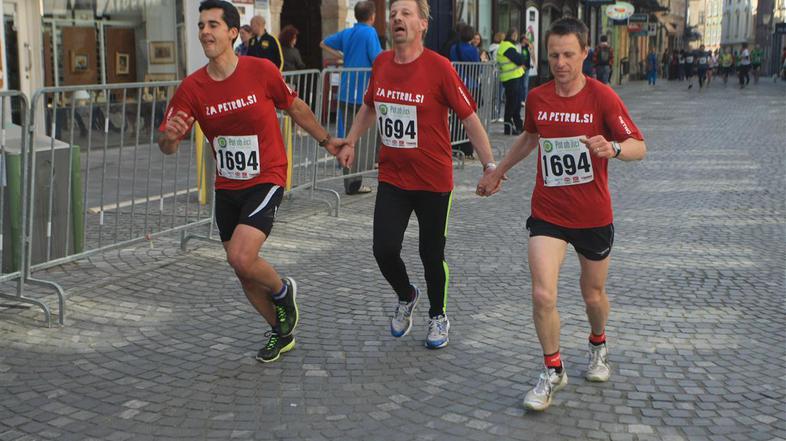 Če želite visokoresolucijsko fotografijo, nam pošljite elektronsko sporočilo na 