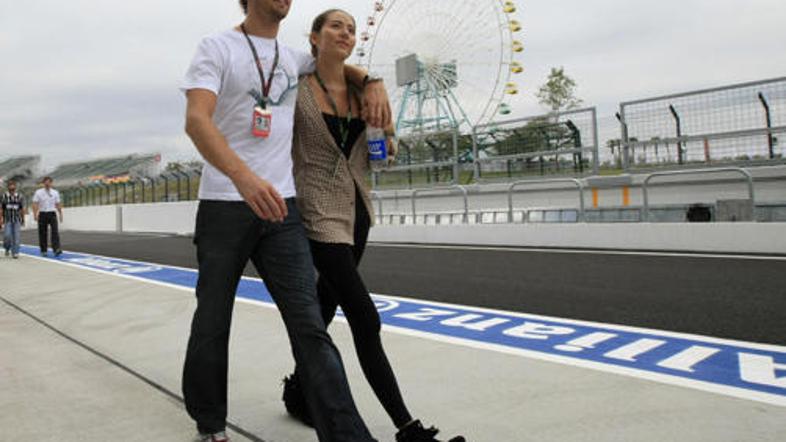Jenson in Jessica letos v Suzuki. Letos sta bila nerazdružljiva. FOTO: Reuters