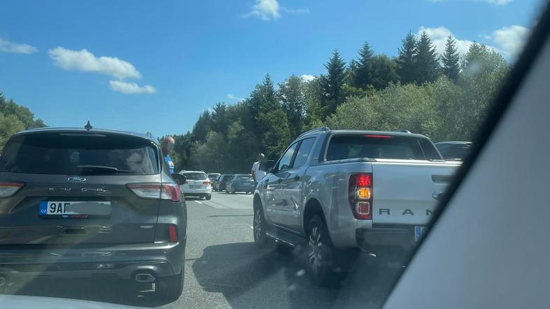 Vzvratno po reševalnem pasu na avtocesti