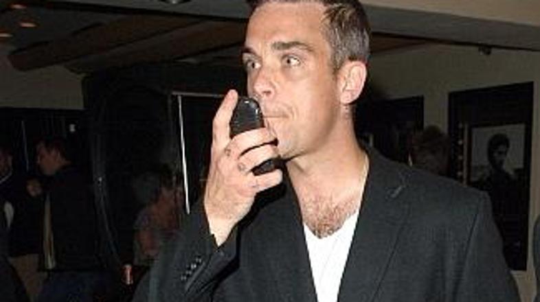 Je Robbiejev angleški humor prehud za Američane?