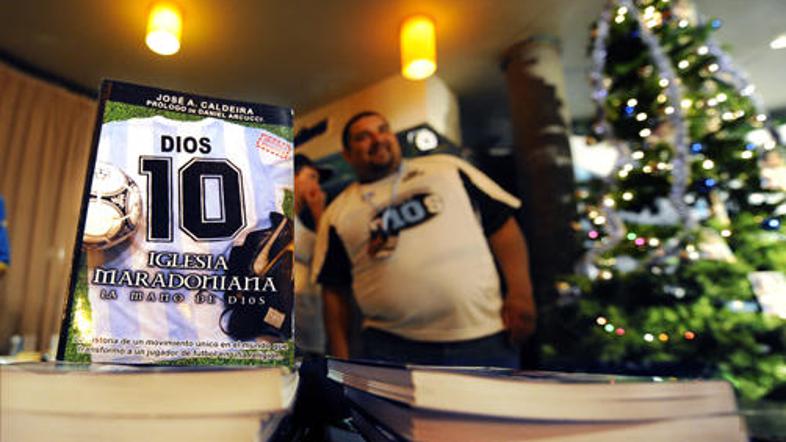 Diego Armando Maradona ni pol-bog, za nekatere je kar bog.