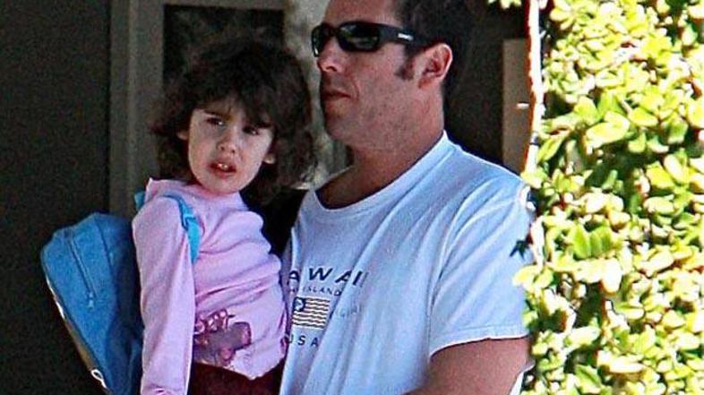 Adam ima dve hčerki.