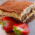 Klasični tiramisu lahko le postrežete z jagodami ali pa ga pripravite malo druga