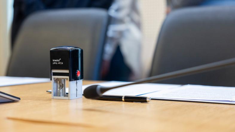 žig in svinčnik na mizi