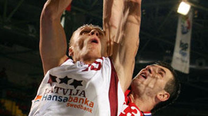 Andris Biendrins (v belem dresu) je bil eden od krvnikov hrvaške reprezentance.