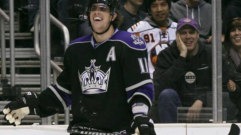 sport 22.09.11. Los Angeles Kings Anze Kopitar laughs after missing an open goal