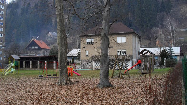 Menjava zemlje bi stala dobrih tisoč evrov, za analize pa bo občina odštela dese