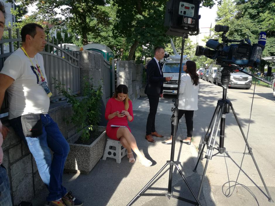 Pred sedežem SDS | Avtor: Sergeja Hadner Hvala