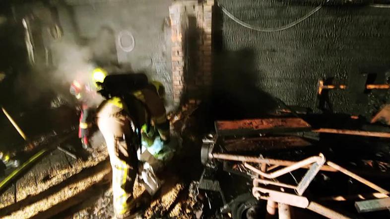 Gasilci gasijo požar gospodarskega poslopja