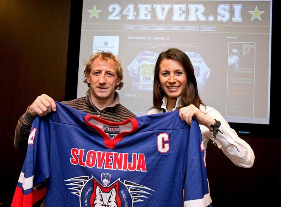 Tomaž Vnuk in predstavnica organizacije Rdeča žoga Slađana Mihajlović. (Foto: Sa