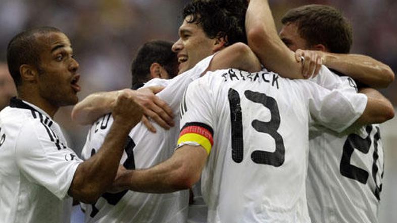 Michael Ballack je s soigralci tako proslavljal zmagoviti zadetek.