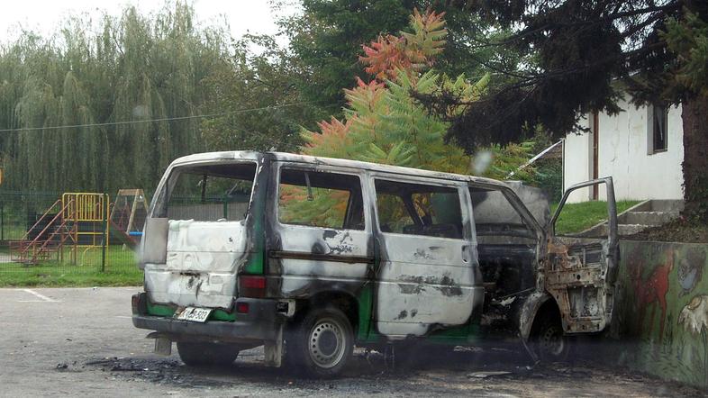 Deset let star kombi, ki je zgorel pred šolo, je le še za na odpad. (Foto: ePosa