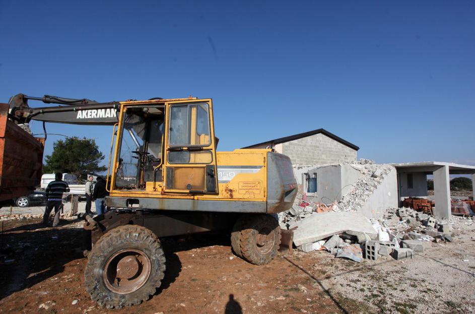 Rušenje črnih gradenj na Viru