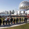 Ljudje čakajo v vrsti, da bi si lahko ogledali paviljon "Soči 2014" v Vancouvru.