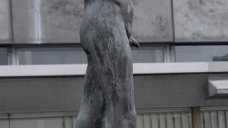 Kalinov Deček s piščaljo pred vhodom v stavbo RTV Slovenija.