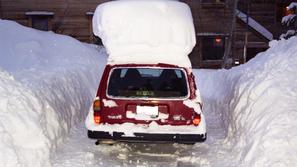 Sneg na avtu