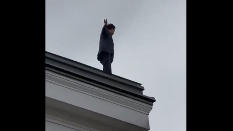 Poslanec Andrej Hoivik na strehi parlamenta