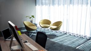 Prazni stoli v pisarni