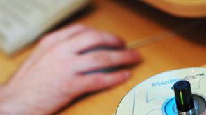 Starši imajo veliko odgovornost, da otrokom pomagajo pri varni uporabi spleta. M