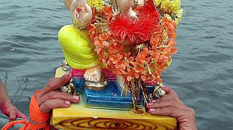 Obredi čaščenja, ki uničujejo naravo: nevestni indijski trgovci vernikom prodaja