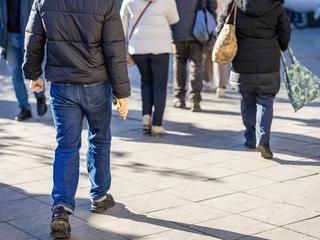 Ljudje hodijo po ulici