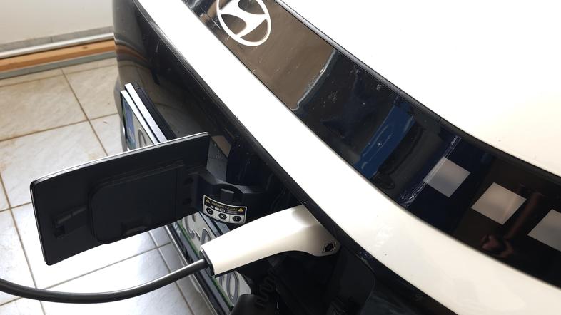 Polnjenje električnega avtomobila