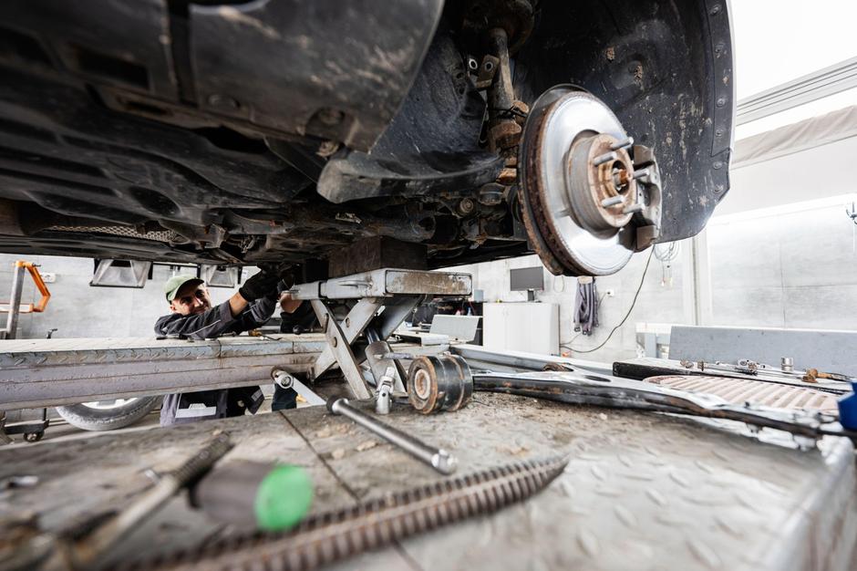 podvozje avtomobila, avtodvigalo, mehanična delavnica | Avtor: Profimedia