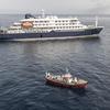 ladja z zdravniškim osebjem v bližini potniške ladje MV Hondius