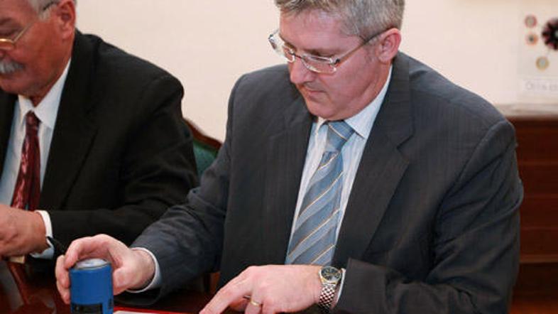 Dvesto šest občin bodo prikrajšali, da Jankoviću vrnejo uslugo za antipropagando