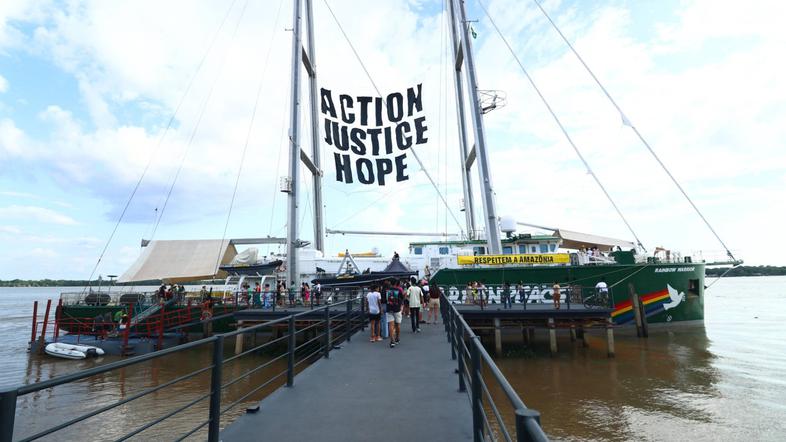 ladja Greenpeace v mestu Belem v Braziliji COP30