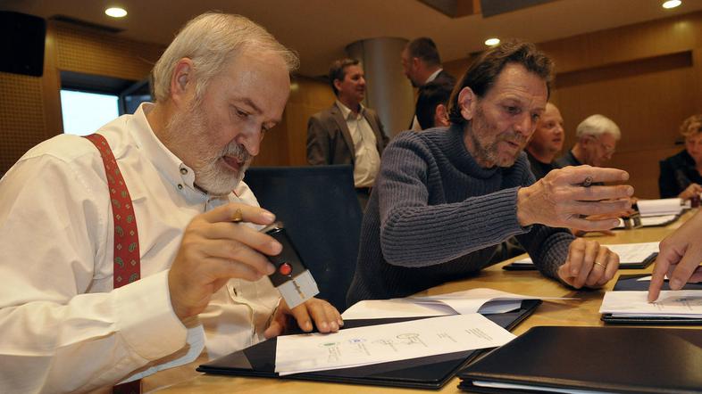 Vukadinovič meni, da je direktor stavkovnim zahtevam popustil tudi zaradi pritis