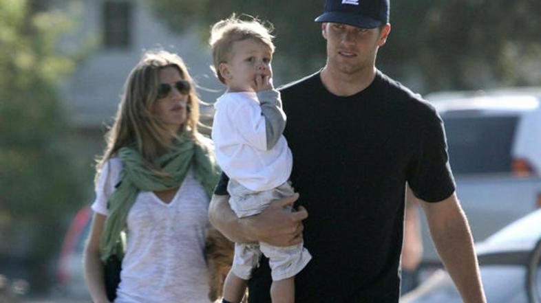 Gisele in Tom na sprehodu s sinom