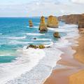 Dvanajst apostolov zre na Great Ocean Road v jugovzhodni Avstraliji.