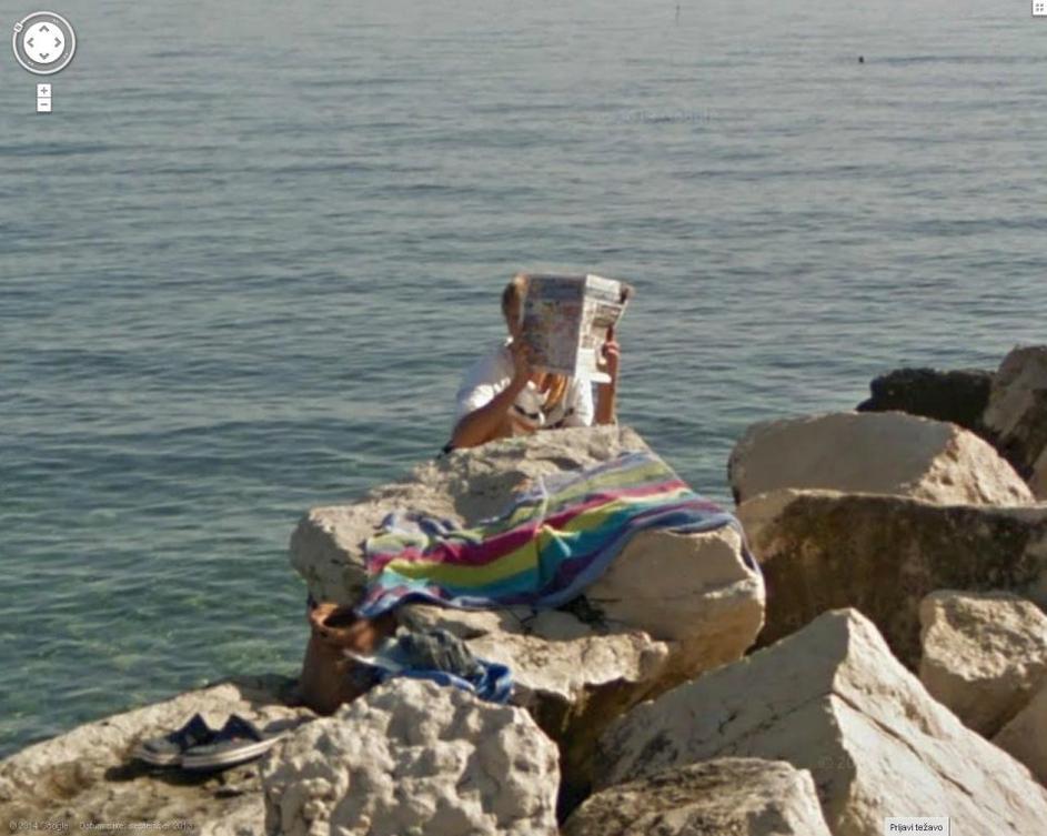 Branje Žurnala na plaži