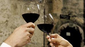 Družbo za popivanje lahko tudi najamete, če ste osamljeni. (Foto: Shutterstock)