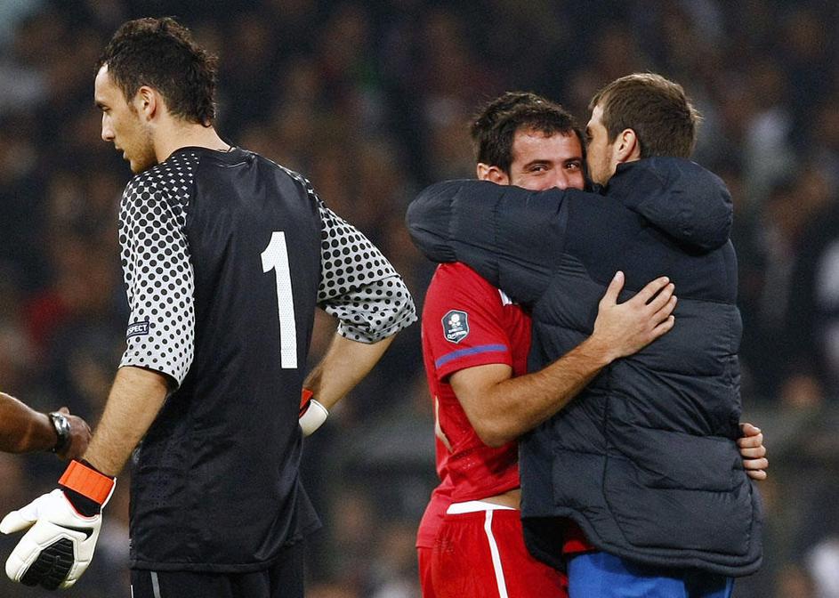 Srbski kapetan Dejan Stanković je pokazal svoja čustva in se po tekmi opravičeva