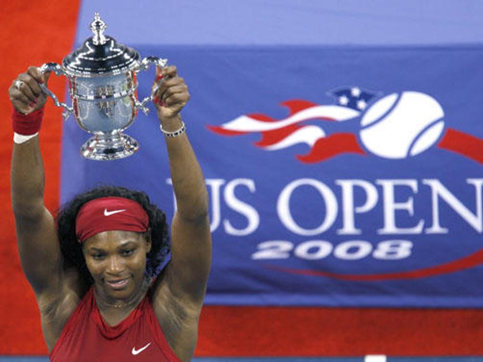 Serena Williams je tretjič v karieri dvignila pokal za zmagovalko OP ZDA.