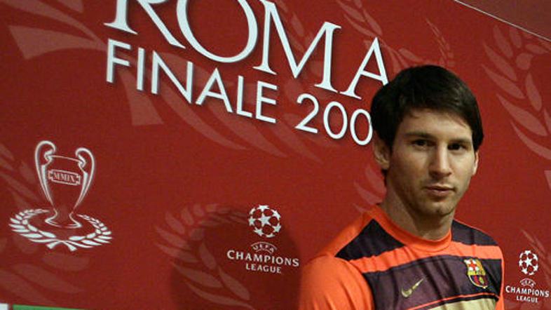 Messi je s soigralci iz Barcelone že pripotoval v Rim in odgovarjal na novinarsk