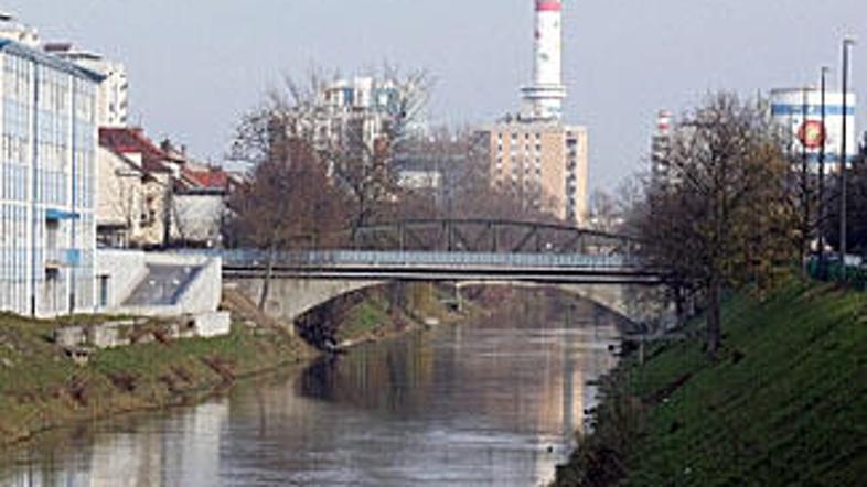 V Ljubljanici na so območju Fužin našli moško truplo.