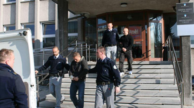 Muzaferovića (spredaj) in Veliča (zadaj) naj bi obremenili le trije gosti lokala