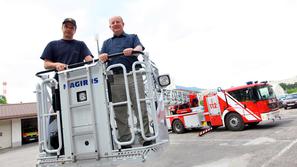Aleš Ciringer, poveljnik poklicnih gasilcev, in Janez Keček, direktor zavoda, za